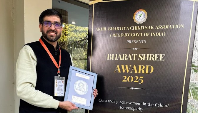 dr sahil arora is taking award