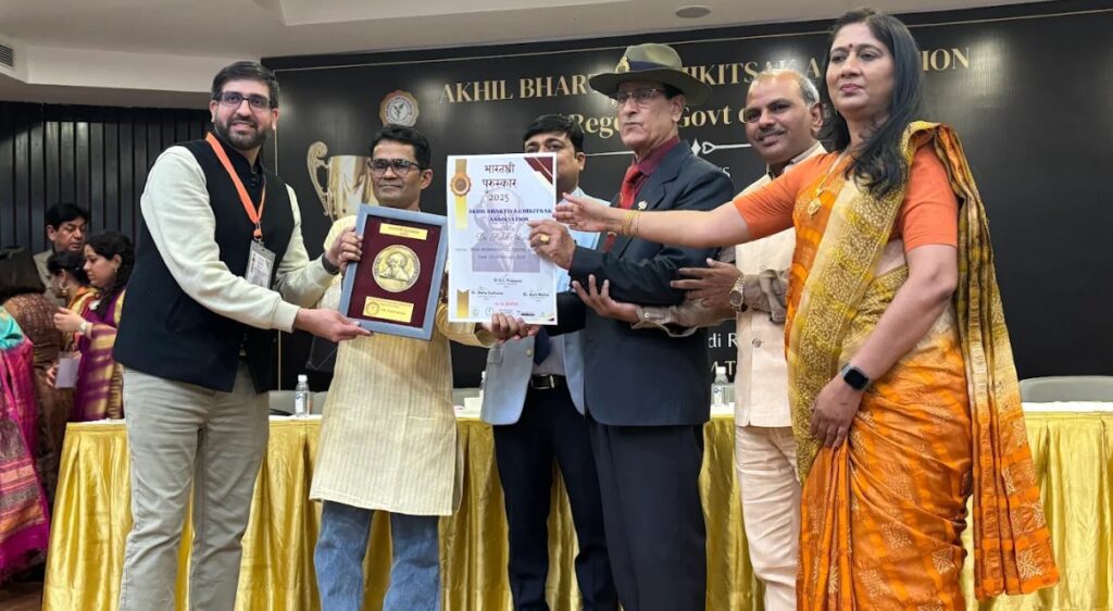 dr sahil is getting awarded